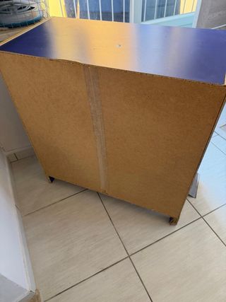 Cassettiera blu con struttura in legno