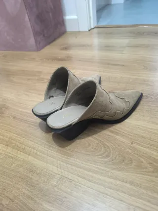 Zuecos Zara Piel Beige
