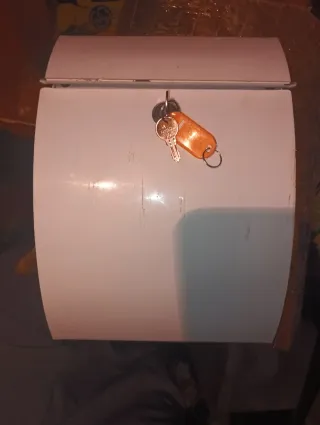 Buzón exterior blanco con llave