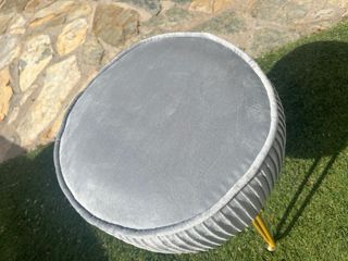 NUEVO. Pouf in velluto grigio con piedi dorati