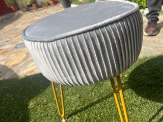 NUEVO. Pouf in velluto grigio con piedi dorati