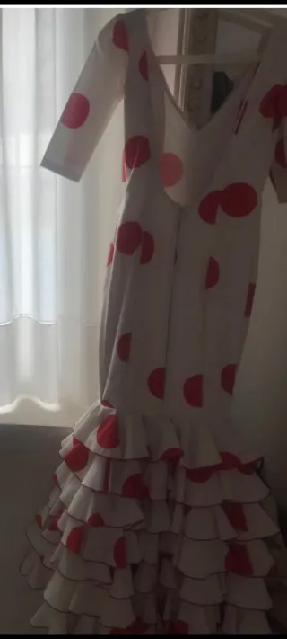 Traje de flamenca blanco con lunares rojos
