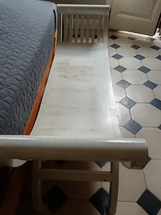 Banco de madera blanca