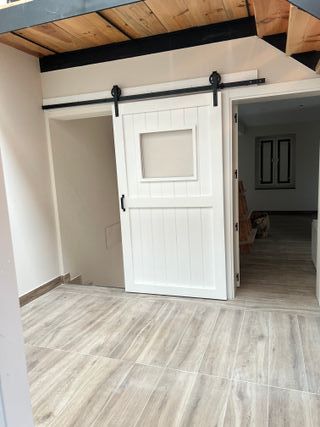 Puerta Granero Blanca con Ventana