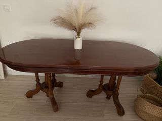 Mesa de comedor ovalada de madera