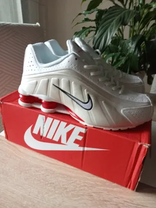 Nike Shox R4 Blancas y Rojas