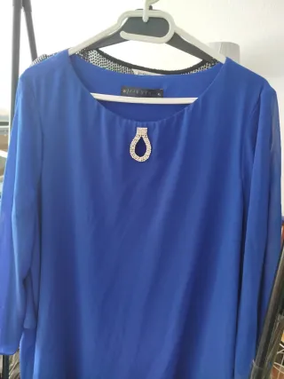 Vestido azul de fiesta con pedrería