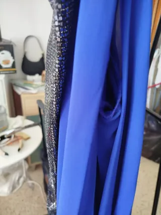 Vestido azul de fiesta con pedrería