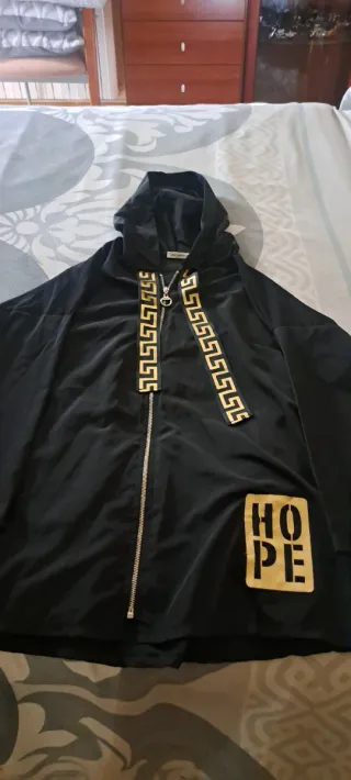 Chubasquero negro con detalles dorados