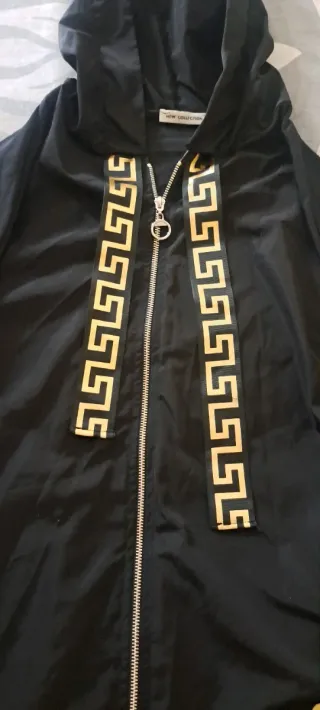 Chubasquero negro con detalles dorados