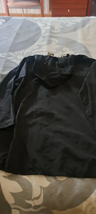 Chubasquero negro con detalles dorados