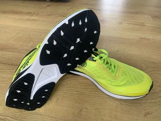 Zapatillas running Atom Citius negras y amarillas