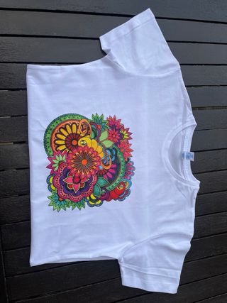 Camiseta vintage pintada a mano diseño floral