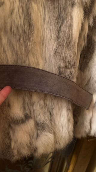 Chaquetón de piel de pelo beige y gris