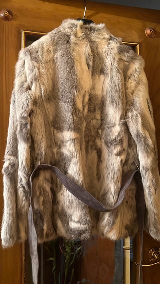 Chaquetón de piel de pelo beige y gris