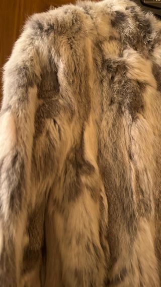 Chaquetón de piel de pelo beige y gris