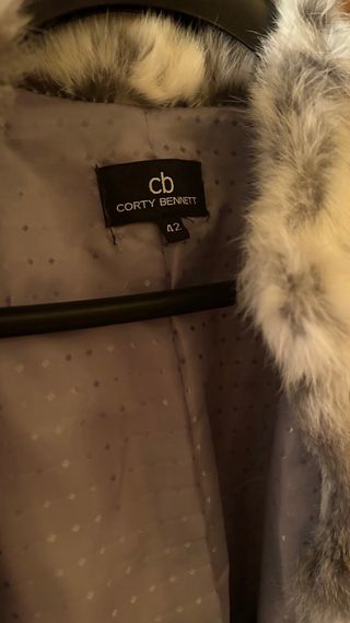 Chaquetón de piel de pelo beige y gris