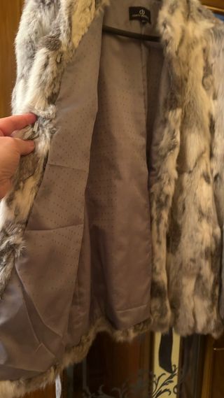Chaquetón de piel de pelo beige y gris