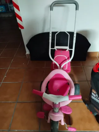 Triciclo rosa Smoby con empujador