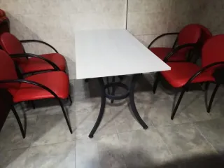 Mesa y 4 Sillones Rojos Tapizados