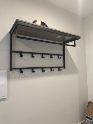 Perchero de pared con estante