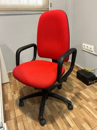 Conjunto oficina: mesa blanca y 3 sillas
