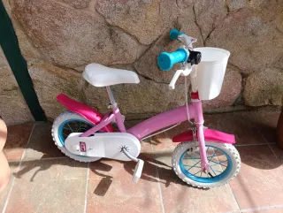 Bicicleta infantil rosa con cesta