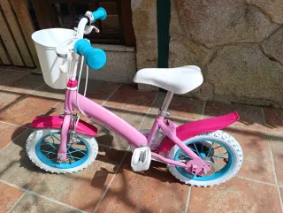 Bicicleta infantil rosa con cesta