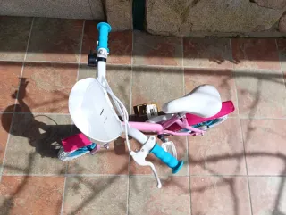Bicicleta infantil rosa con cesta