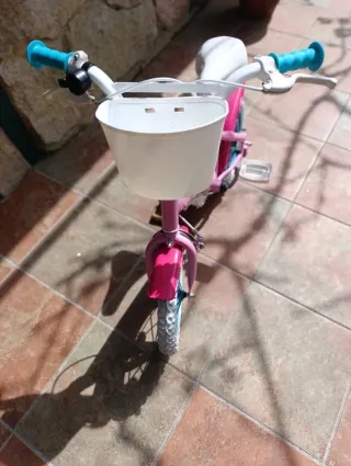 Bicicleta infantil rosa con cesta