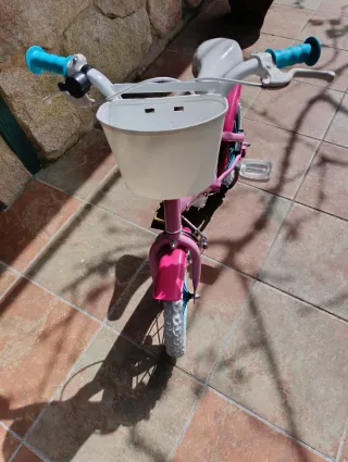 Bicicleta infantil rosa con cesta