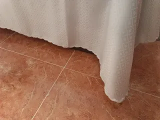 Colcha de cama blanca con diseño