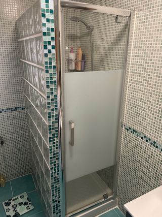 Mampara de ducha de cristal y metal