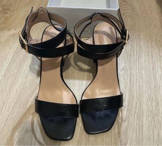 Sandalias negras tacón