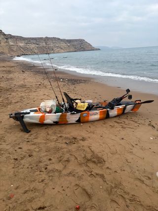 Kayak de pesca naranja y blanco