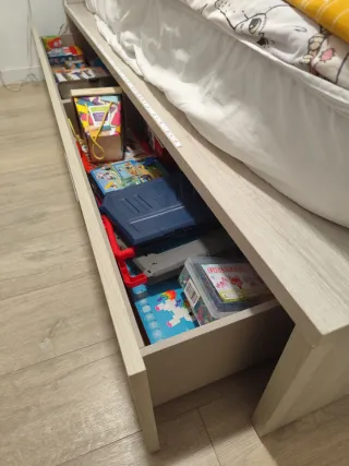 Cama infantil con cajones y escritorio a conjunto