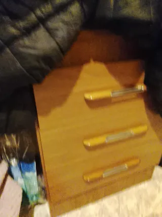 Coqueta de madera con detalles dorados
