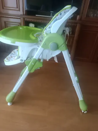 Trona de bebé con estampado infantil