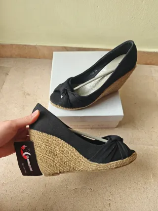 Cuñas negras tipo alpargata T.39