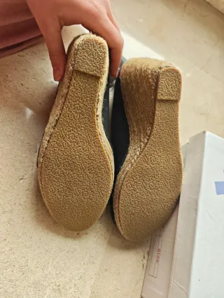 Cuñas negras tipo alpargata T.39