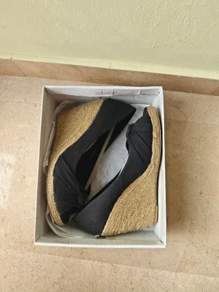 Cuñas negras tipo alpargata T.39