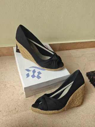 Cuñas negras tipo alpargata T.39