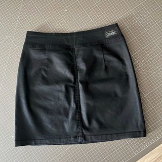 Falda negra Levi's elástica, media-corta T. S