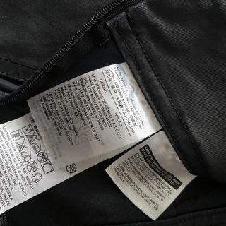 Falda negra Levi's elástica, media-corta T. S