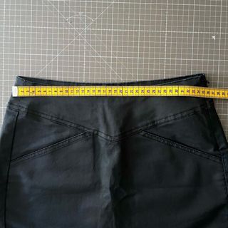 Falda negra Levi's elástica, media-corta T. S