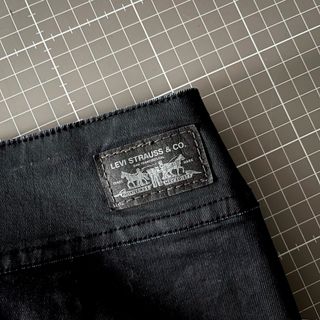 Falda negra Levi's elástica, media-corta T. S