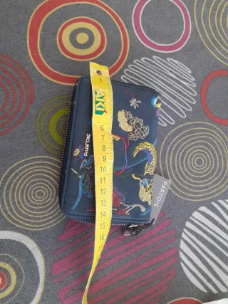 Monedero Parfois azul con bordado floral