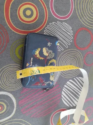 Monedero Parfois azul con bordado floral