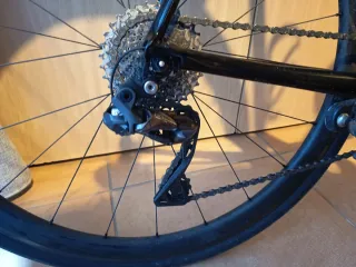 Bicicleta de carretera Trek negra