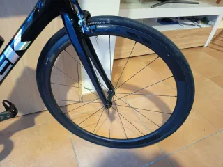 Bicicleta de carretera Trek negra